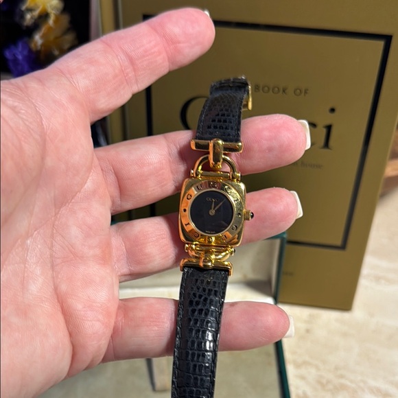 Authentic Gucci Vintage Classic Gold Leather Black Watch Full Inclusion ⭐️👍 - Picture 1 of 17